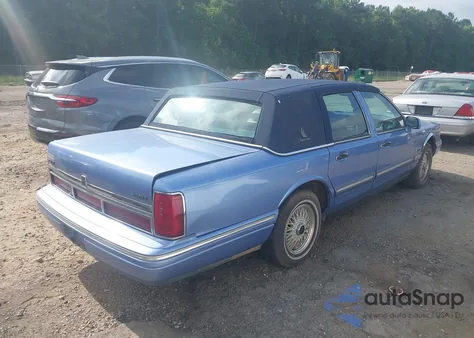 1995 Lincoln Town Car Signature/Spinnaker z USA, uszkodzony, nr VIN 1LNLM82W7SY684577